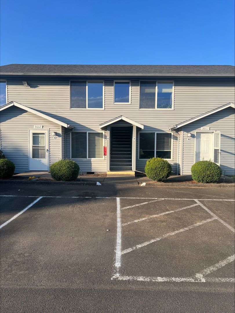 Salem Apartment: 3695 D Street NE