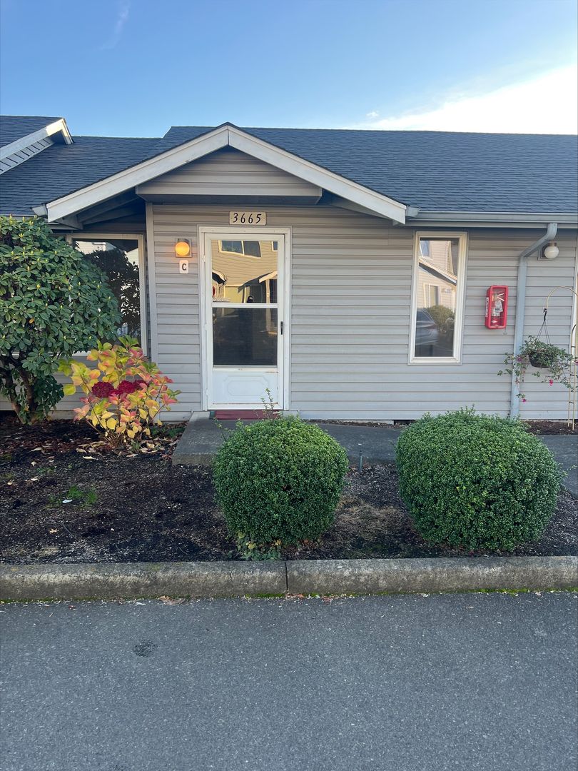 Salem Apartment: 3695 D Street NE