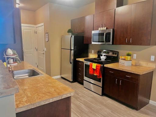 Beautiful 2 Bedroom Gem at Sapphire Apartments – photo 1
