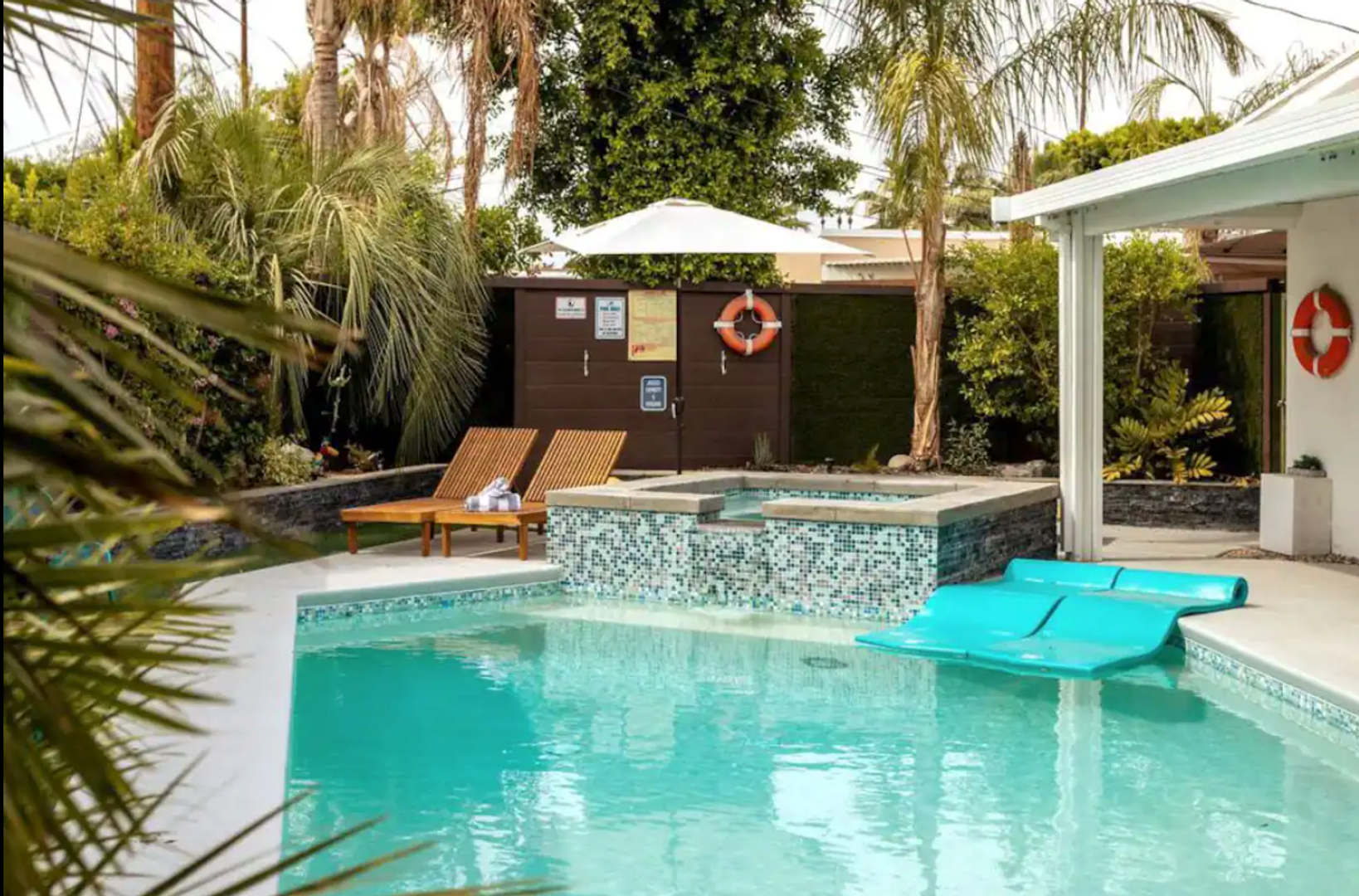 Palm Springs House: 547 N Sunrise Way
