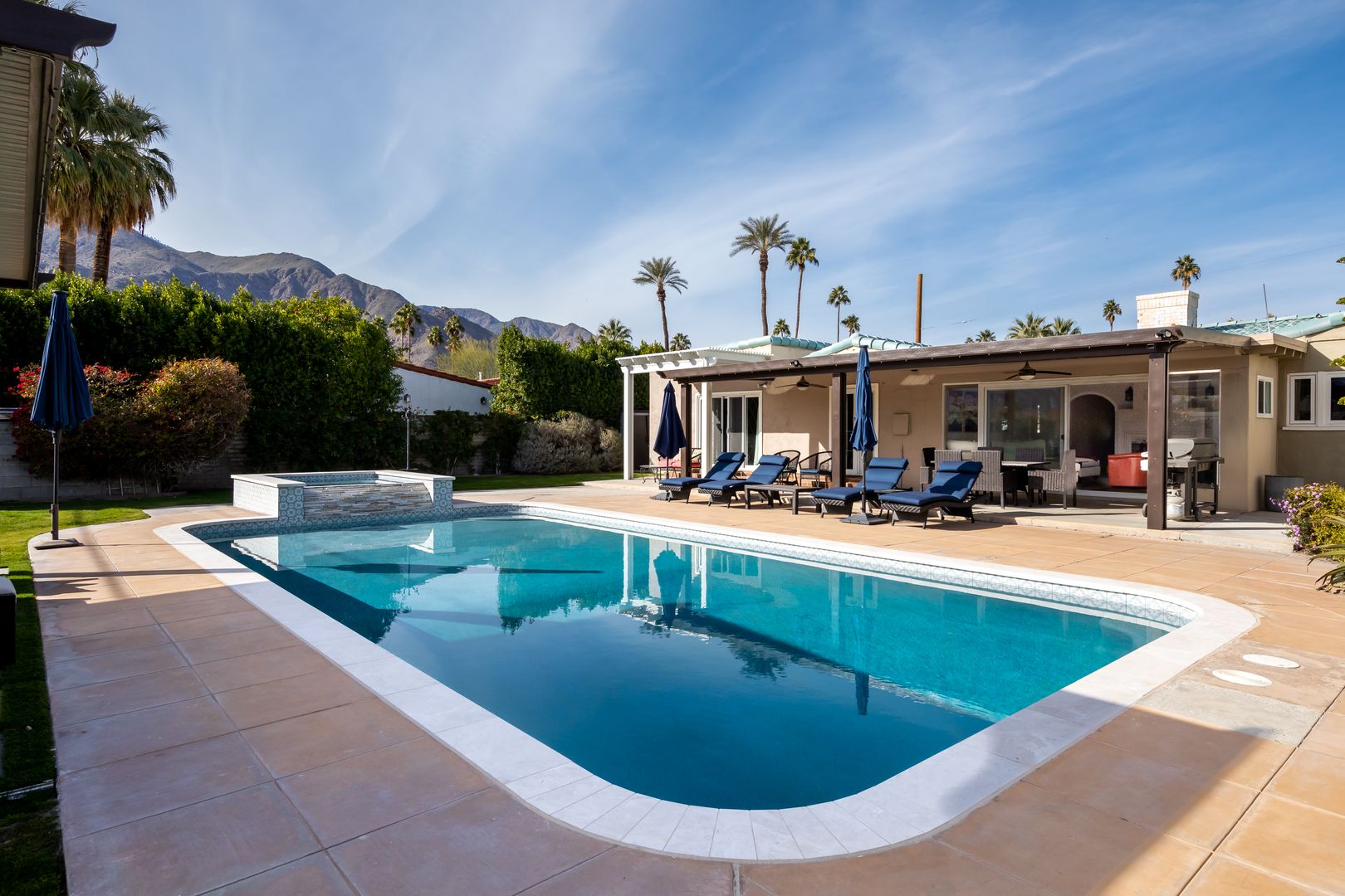 Palm Springs House: 477 East Vía Colusa