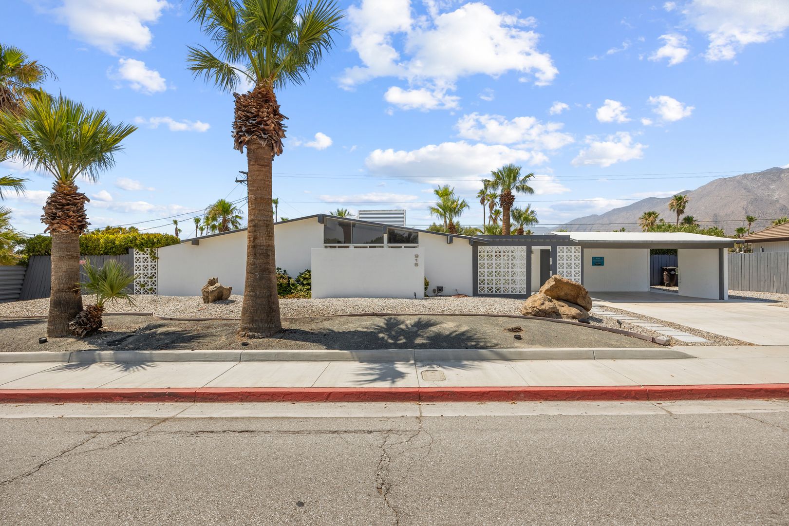 Palm Springs House: 915 E Racquet Club Rd
