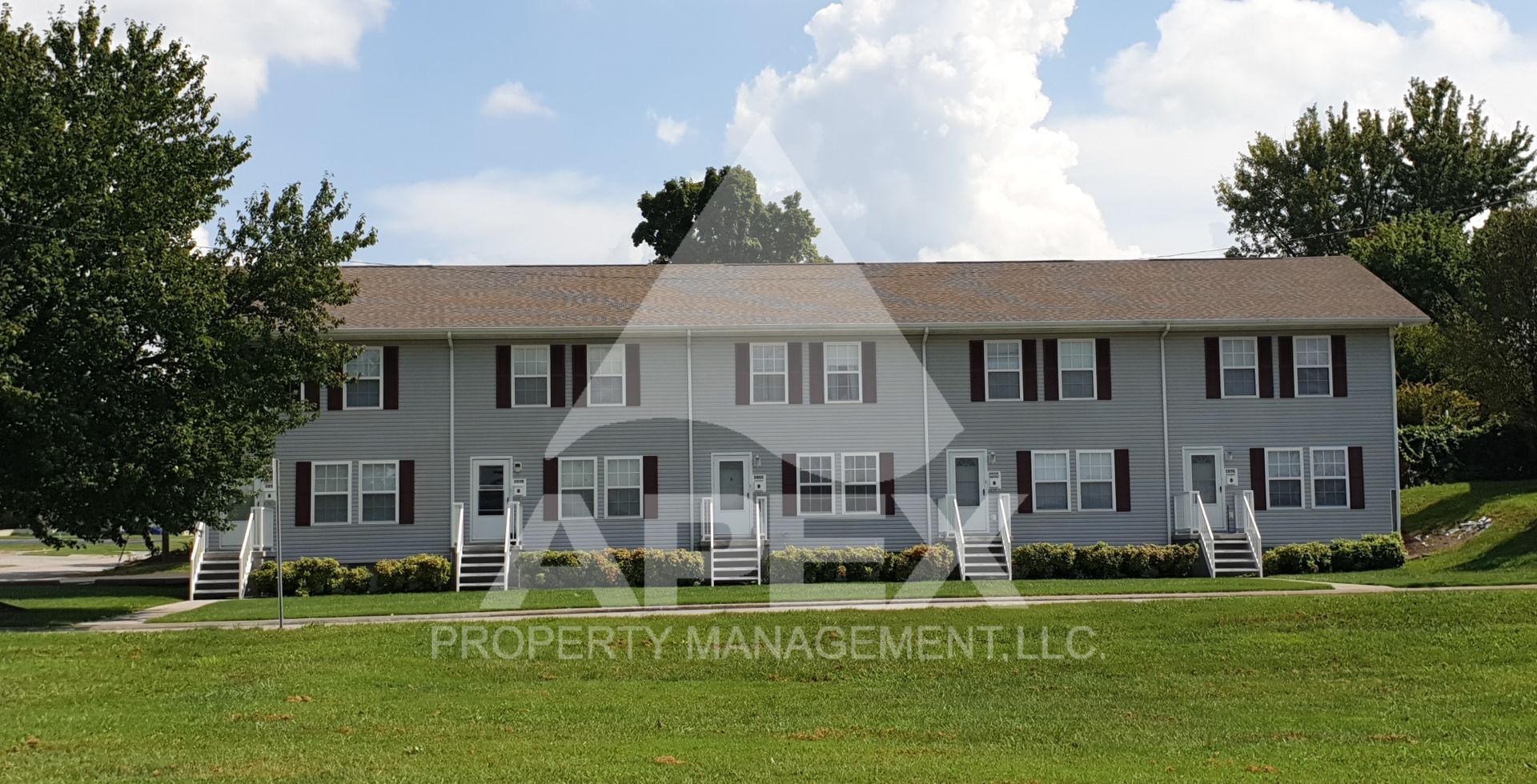 MOVE-IN SPECIAL, $1 RENT!! Spacious 3 Bd | 1.5 Ba Townhouse in Downtown Alcoa! End Unit!!