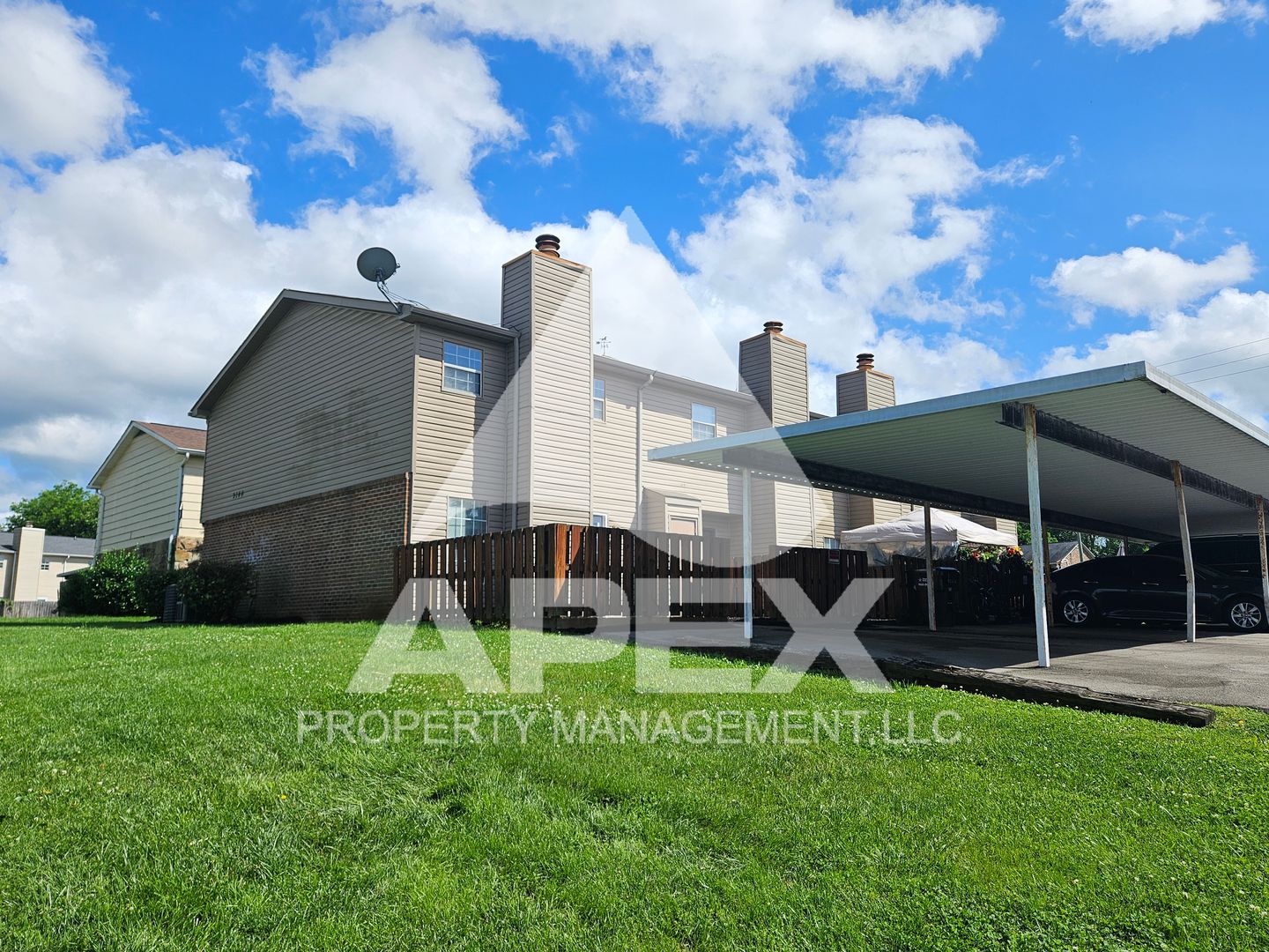 Nice 3Bd 1.5 Townhouse in WEST KNOX off Cedarbluff with 2 Car Carport!