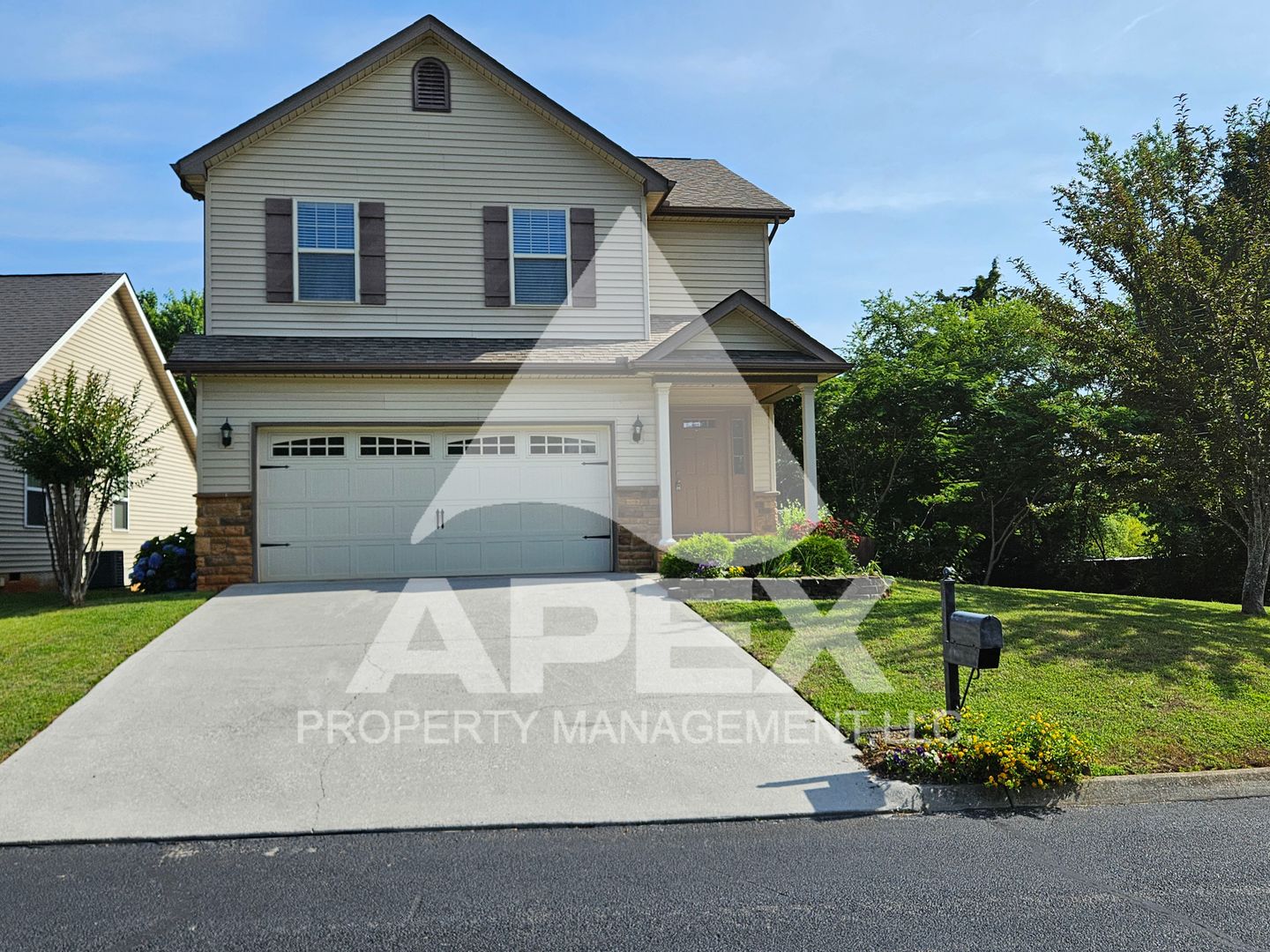 West Knoxville – Beautifully Upgraded - 3 Bd/2.5 Single Family Home in Hampton Court Subdivision on corner lot!!
