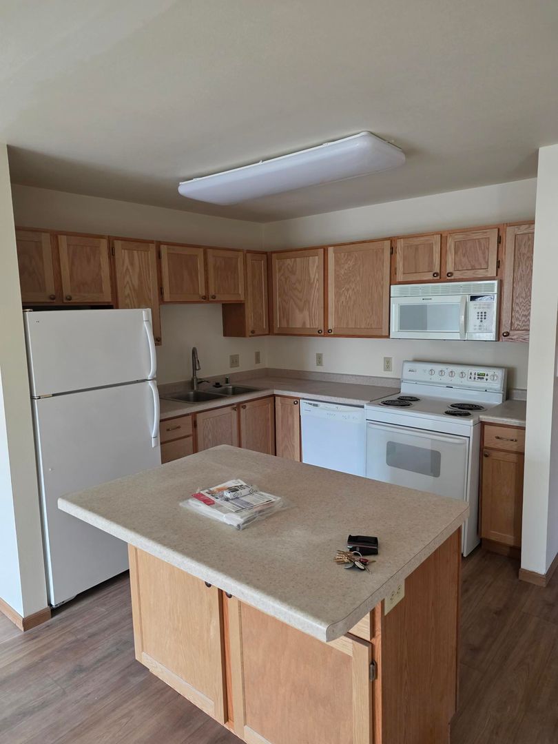 Madison Apartment: 6949 Schroeder Road