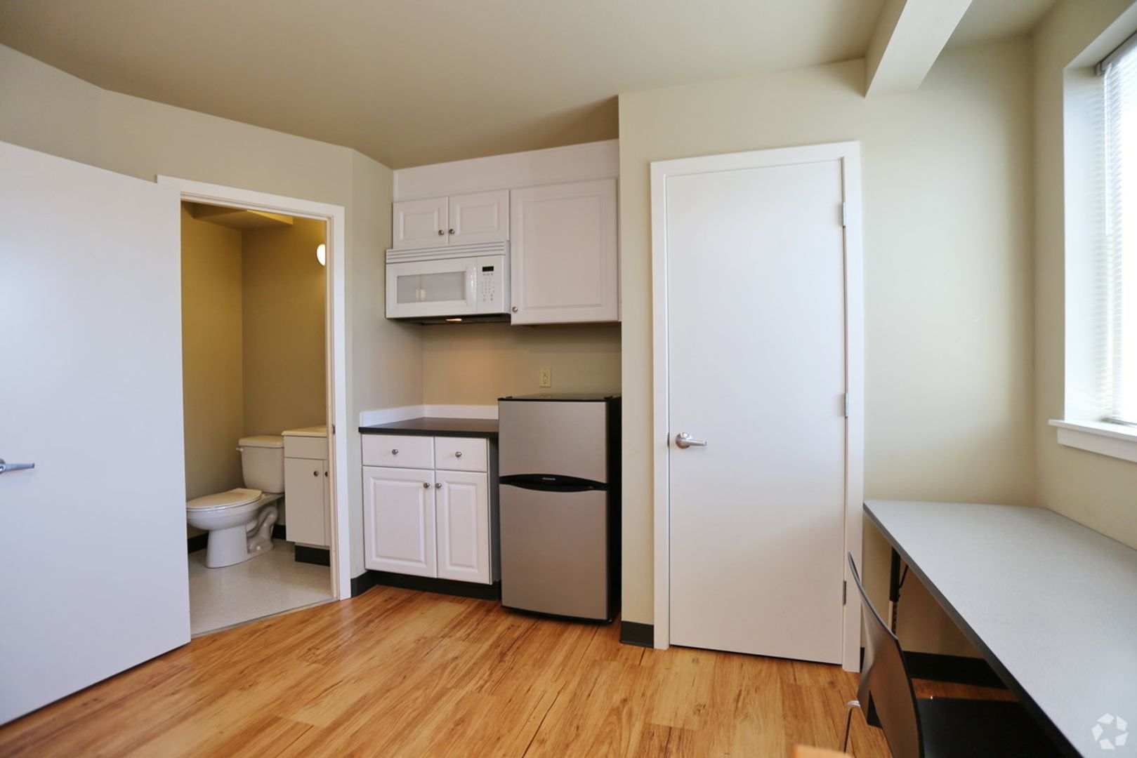 Seattle Apartment: 4730 20th Ave NE