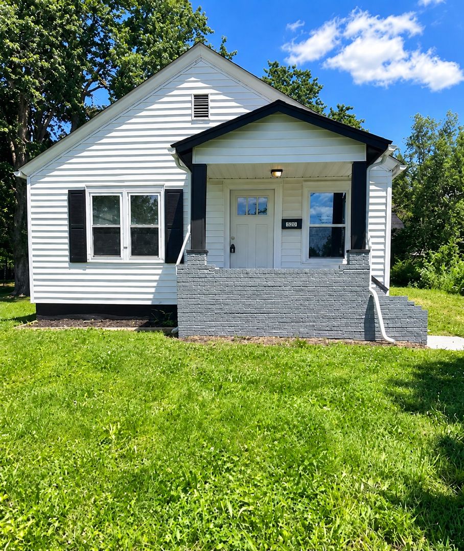 Cahokia House: 329 Adele Ave