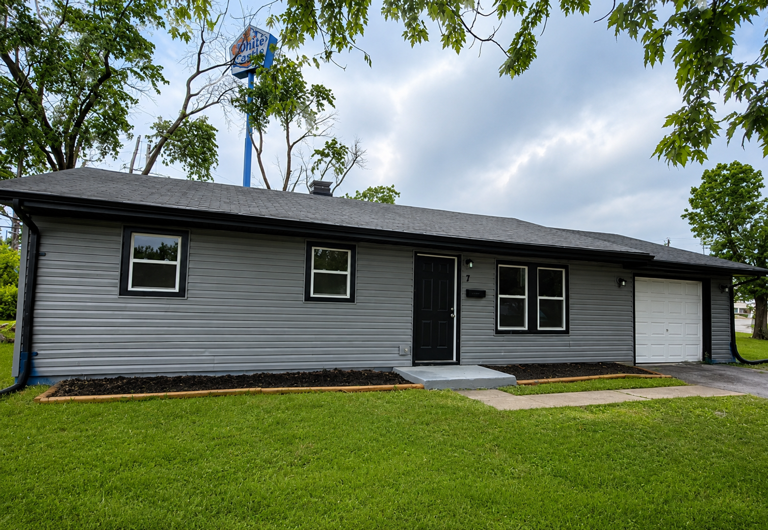 Cahokia House: 7 Lazarcheff Drive