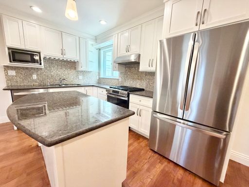 Gorgeous 4 Bedroom 3 Bath 4 Level Flat with Parking! – photo 1