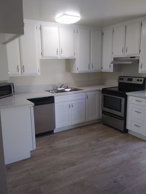 Lovely Two Bedroom in a Park-Like Setting – photo 1