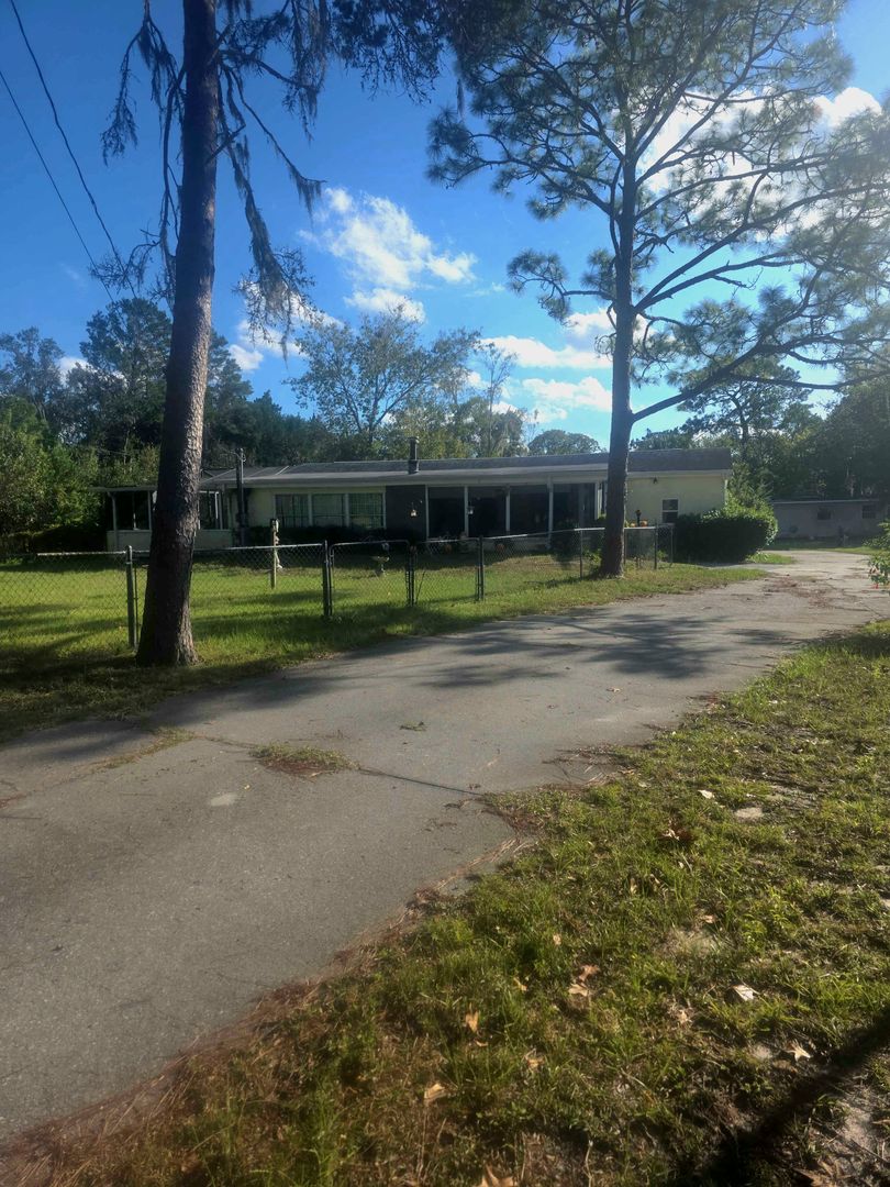 Spring Hill House: 14856 Aubrey Ave