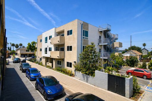 2 bedroom 2 bath Ground Level – photo 1