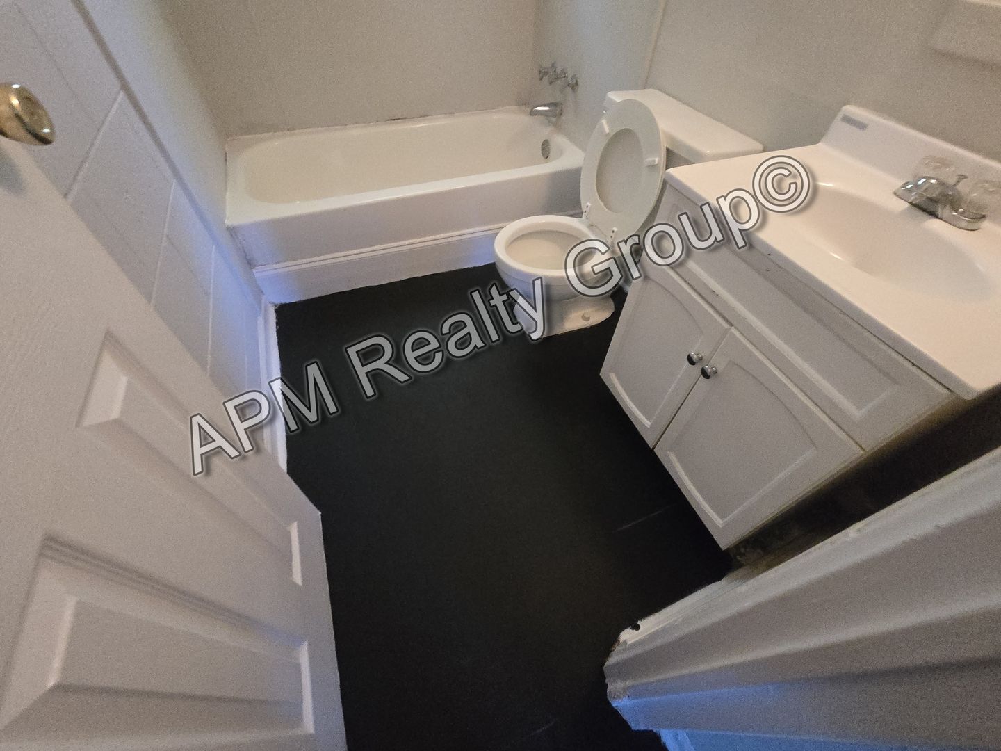 Columbia House: 3042-B Howell Ct