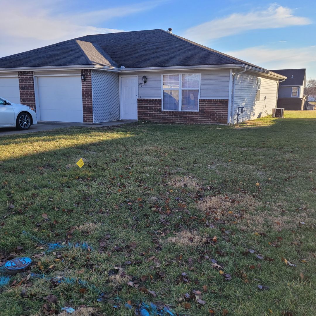 Knob Noster Apartment: 1505 W 8th Street Terr
