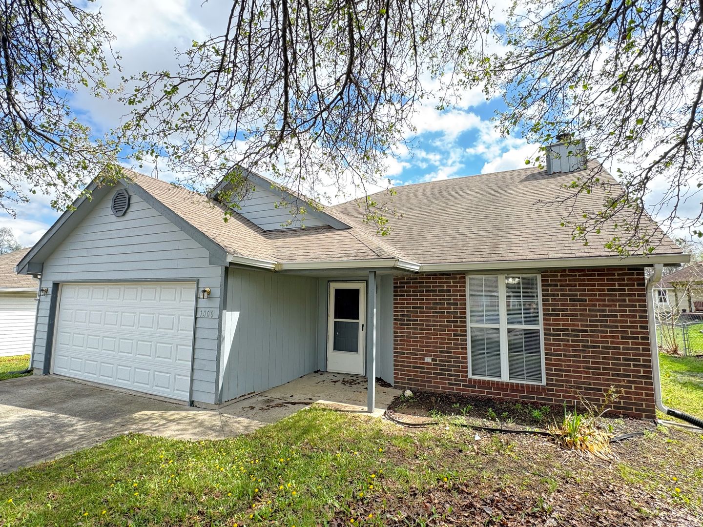 Warrensburg House: 1006 Foxridge Dr.