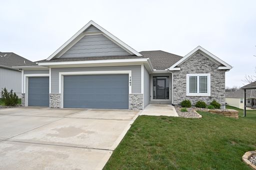 Wonderful 4 bedroom, 3 bath home with 3 car garage for rent!