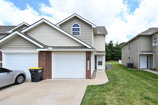 Great 3 Bedroom, 2 1/2 baths Townhome with a 1 car garage in Oak Valley Estates!