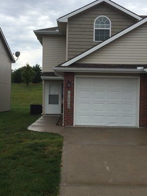 3 Bedroom, 2.5 Bath Townhouse with 1 car garage in Oak Valley Subdivision – photo 1