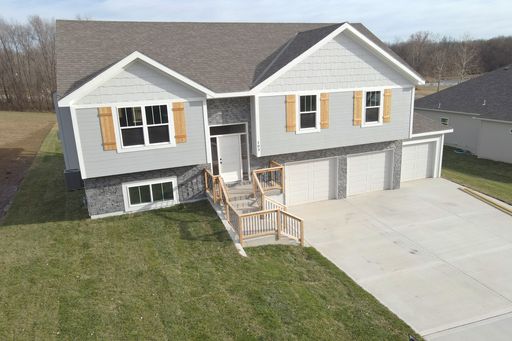 Brand new 4-bedroom, 3-bath House with a 3 car garage for rent!