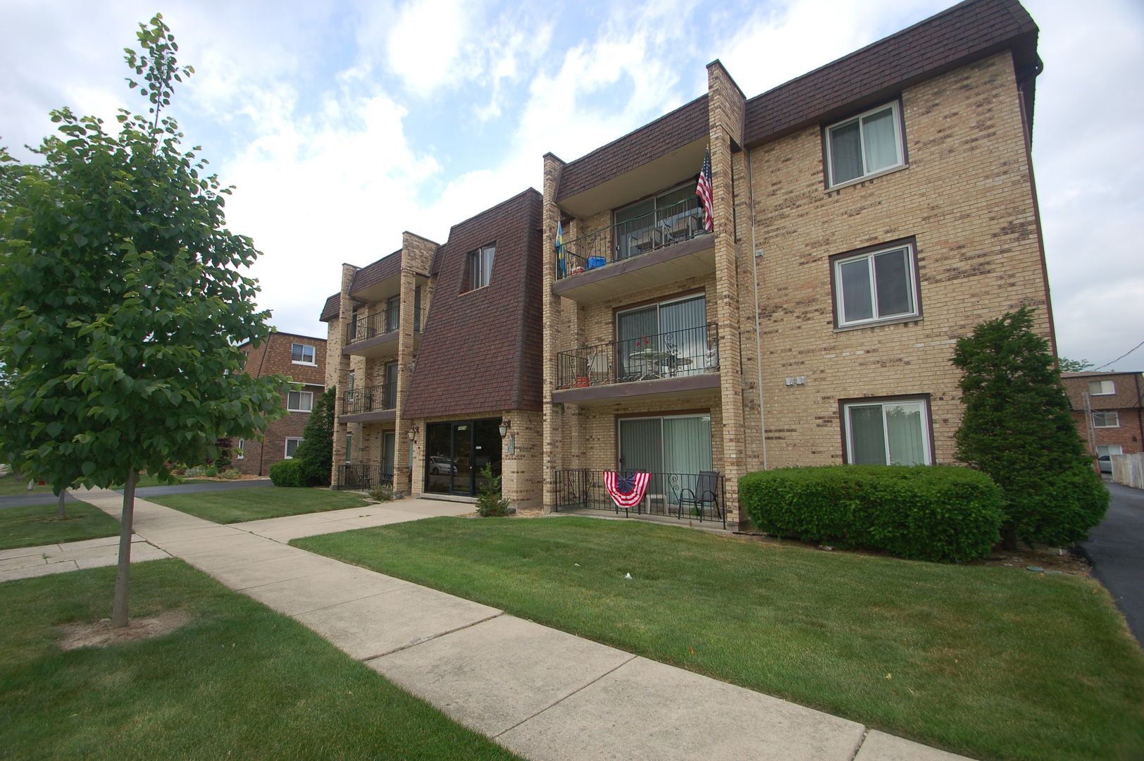 Oak Lawn Apartment: 10716 Kilpatrick Ave
