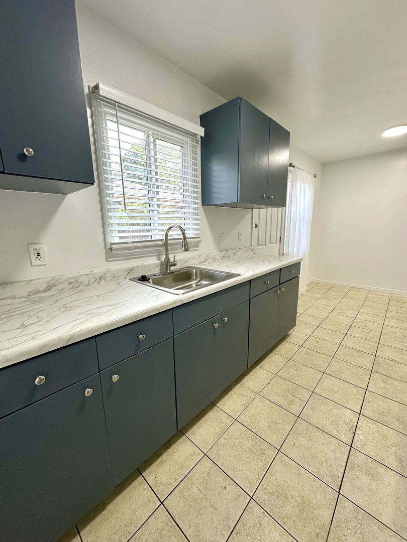 Long Beach Apartment: 1833-1843 Daisy Ave.