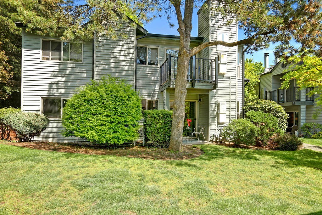 Redmond Apartment: 9805 Avondale Rd NE