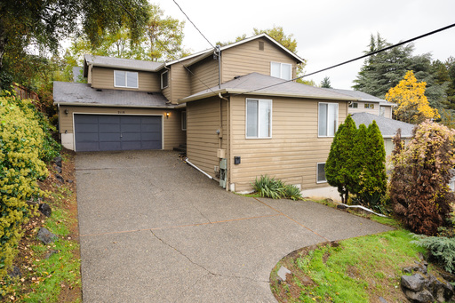 8bed, 4 BA House, Close to University Village!! – photo 1