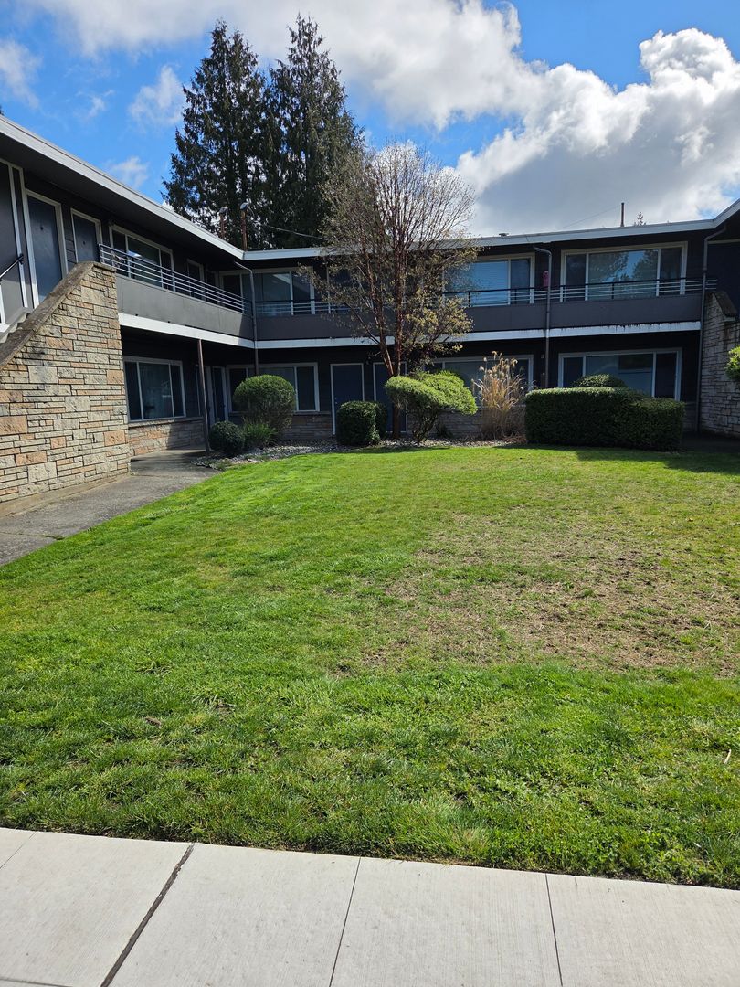 Seattle Apartment: 12700 Greenwood Ave. N