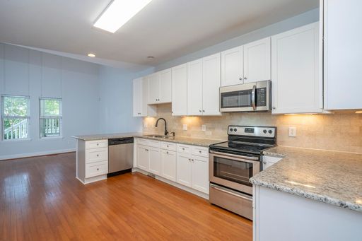 Spacious 3BR/3BA Near Duke & Ninth Street – 2 Weeks FREE! – photo 1