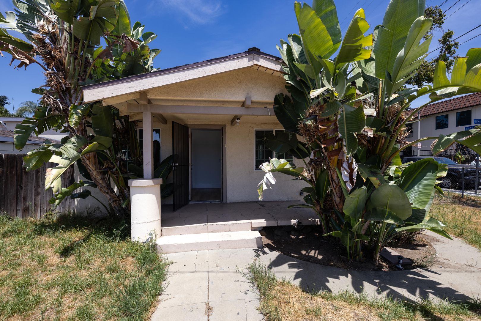 Pomona Apartment: 895 E 9th St