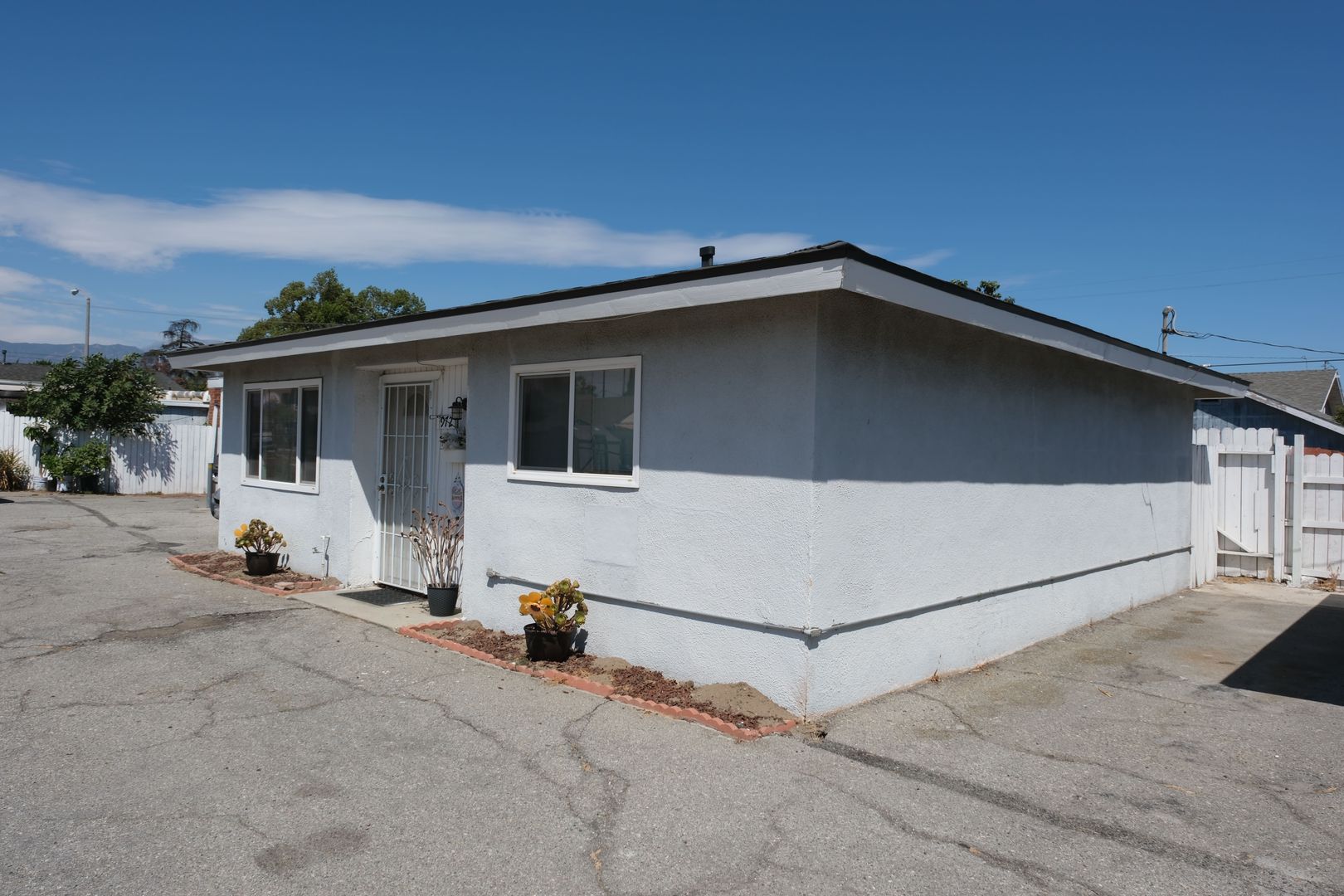 Pomona Apartment: 970 E 9th St
