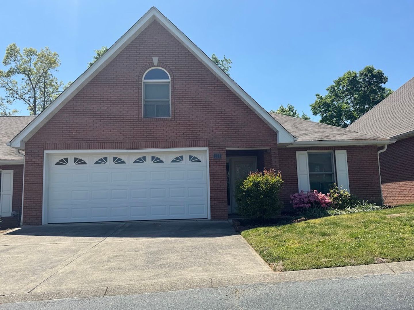 Seymour House: 121 Creekwood Way