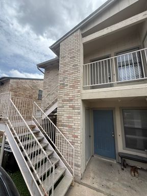 2 BED, LOCATED NEXT TO ACC! ** FREE RENT W/ 1 OR 2 YEAR LEASE - CALL FOR DETAILS** – photo 1