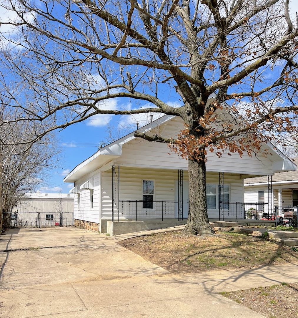 Sapulpa House: 10 N Birch St.