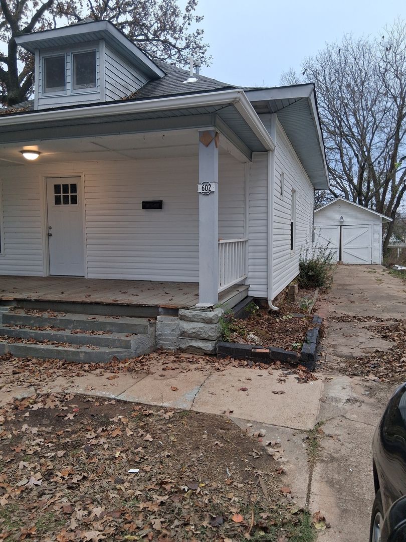 Sapulpa House: 602 S Oak St.