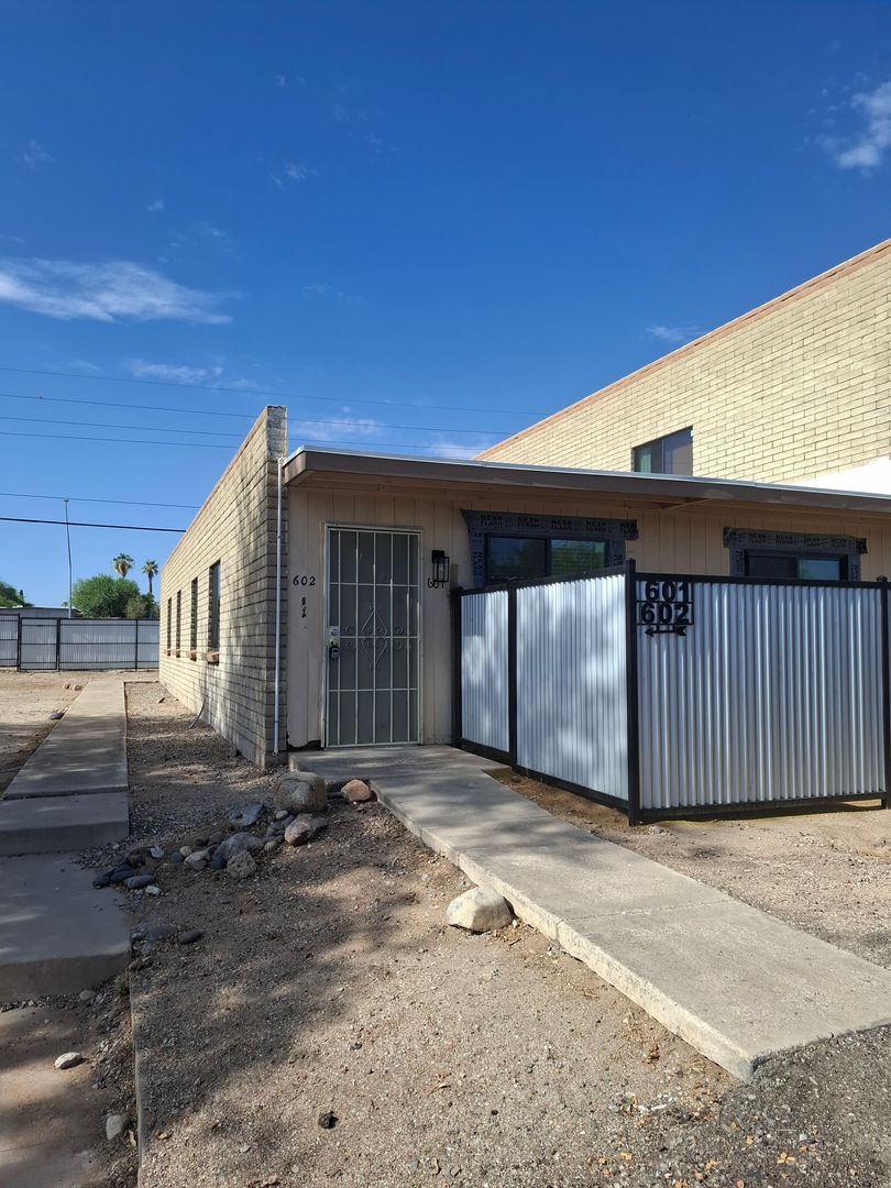 Tucson Apartment: 9009 E Broadway