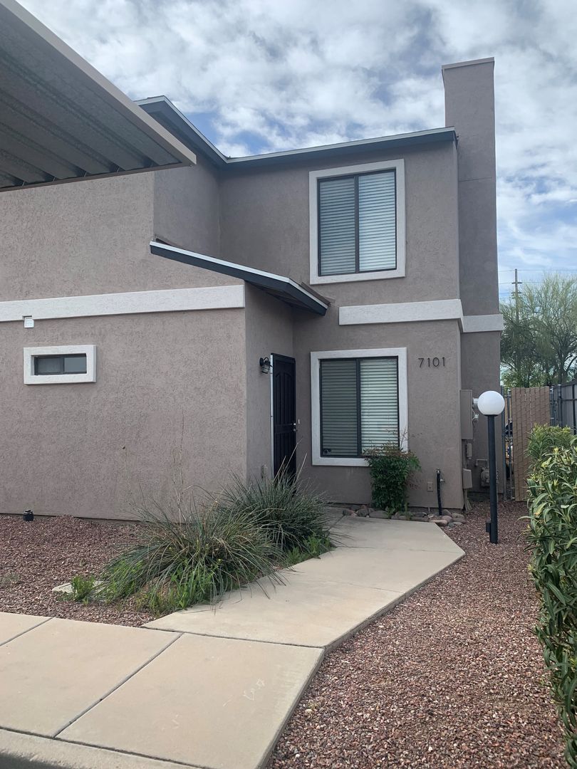 Tucson Apartment: 9111 E Broadway