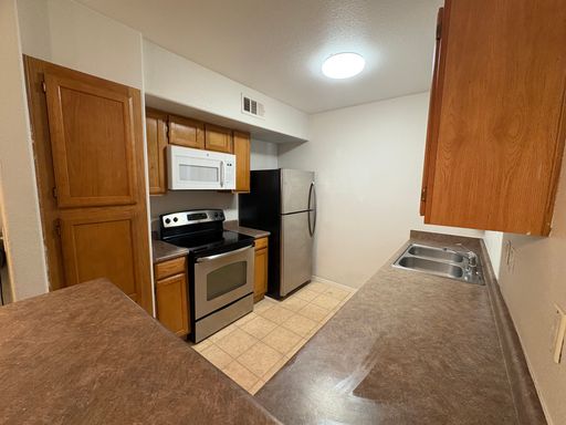 Spacious unfurnished 1 bedroom in the Southwest – photo 1