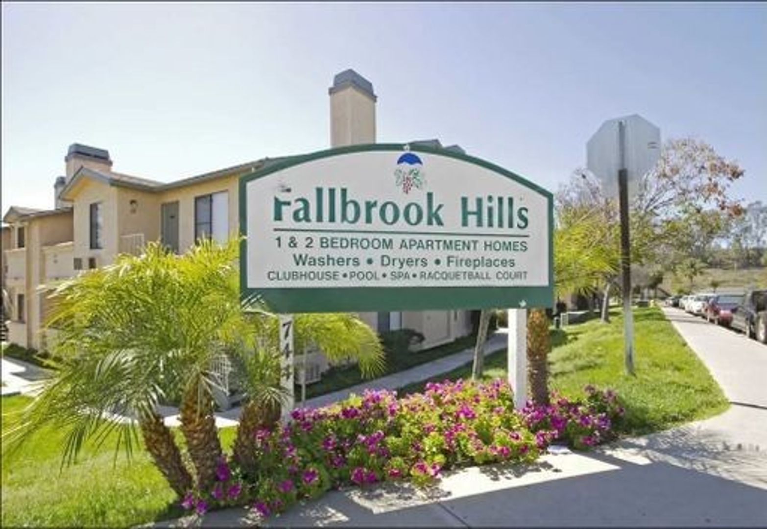 Fallbrook Apartment: 744 W Fallbrook St