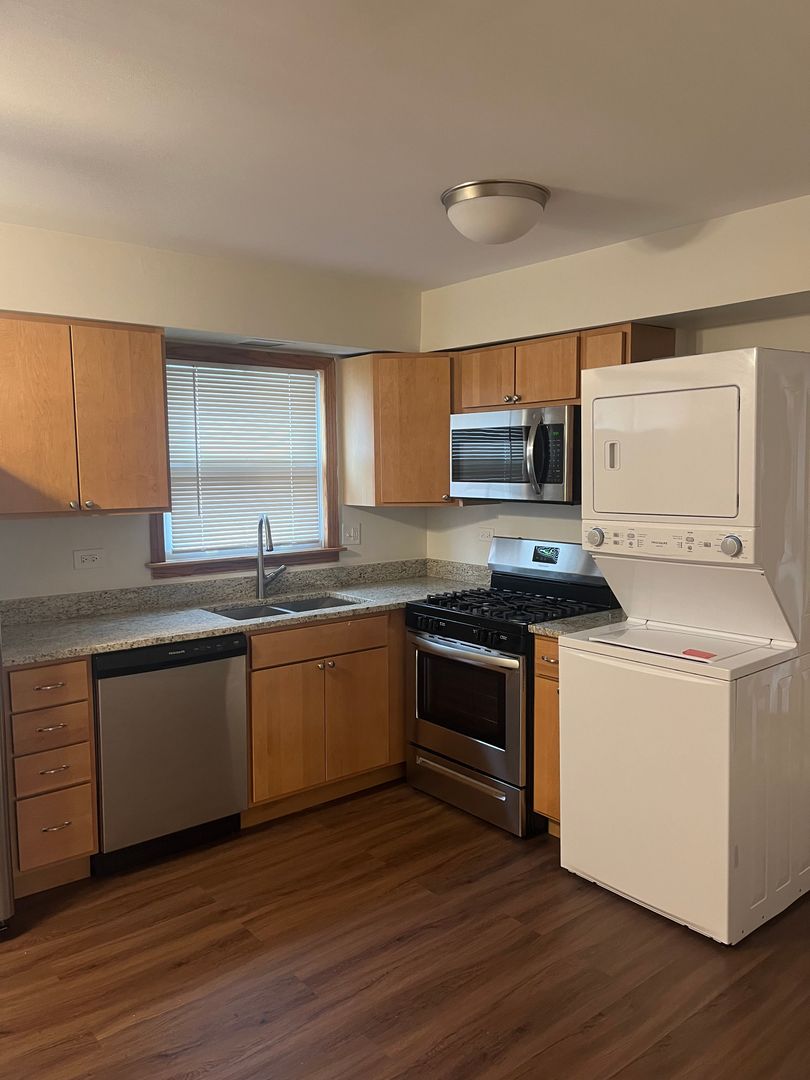 Rosemont Apartment: 9456 Maple Dr