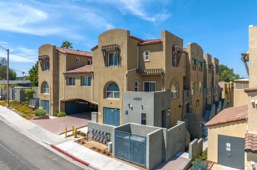 Beautiful and cozy 3 bedroom townhome with 2 car garage! – photo 1