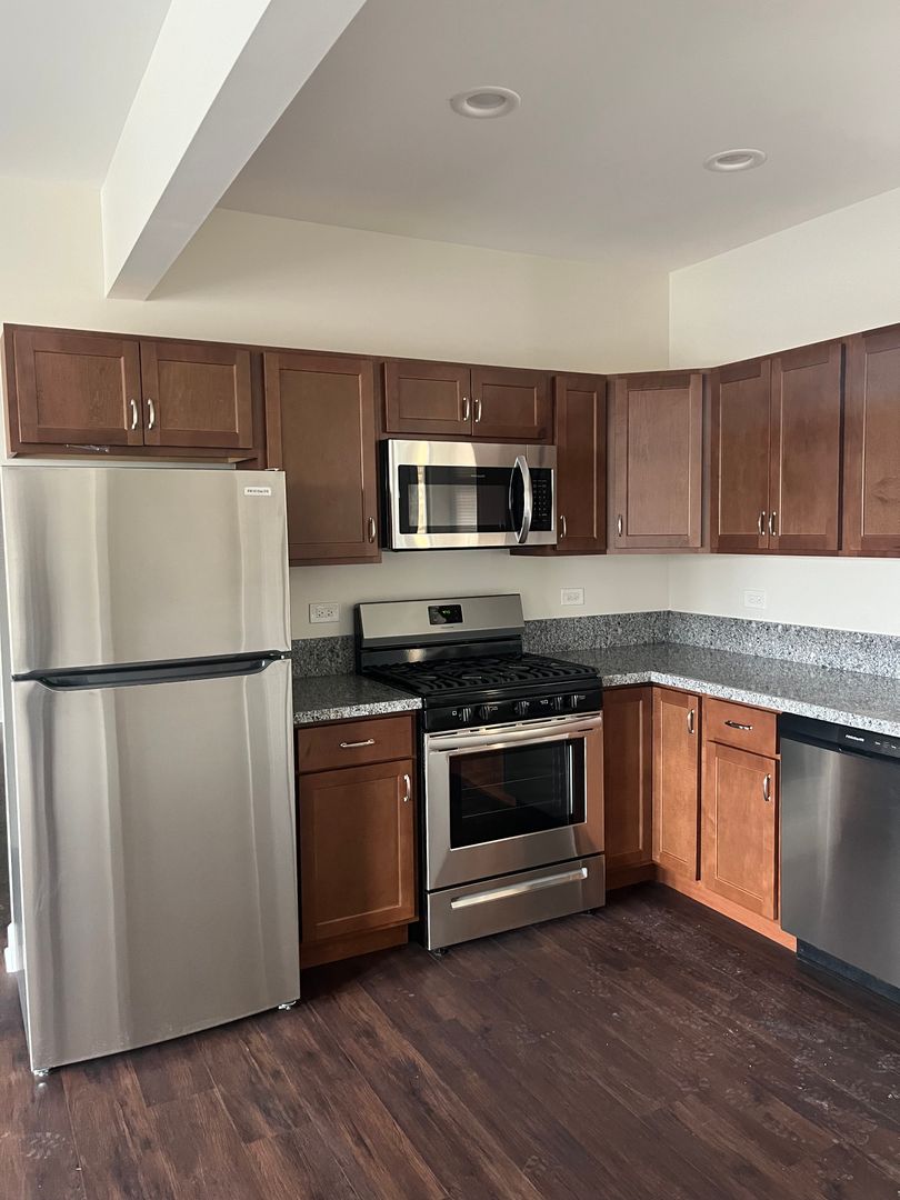 Park Ridge Apartment: 7-11 S. Chester Ave