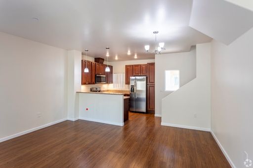 2BD/2.5BR beautiful town home with 2 car garage, A/C & washer/dryer in unit! Apply Now! – photo 1