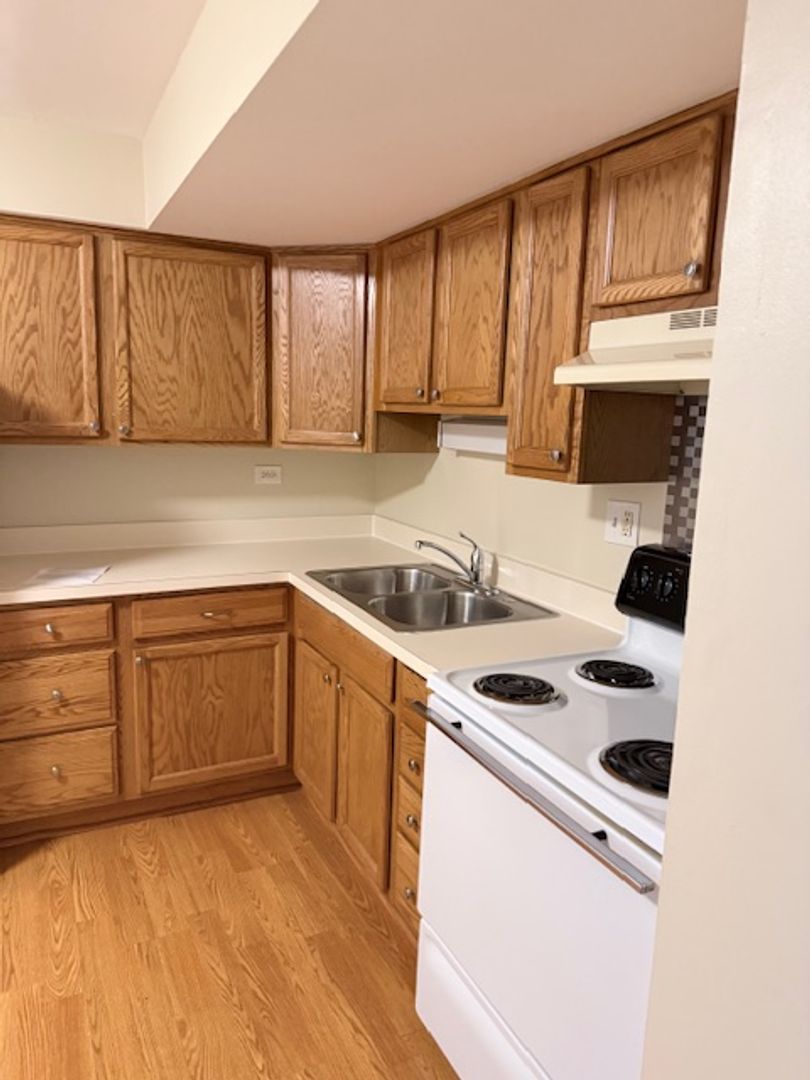 Rosemont Apartment: 9456 Glenlake Avenue