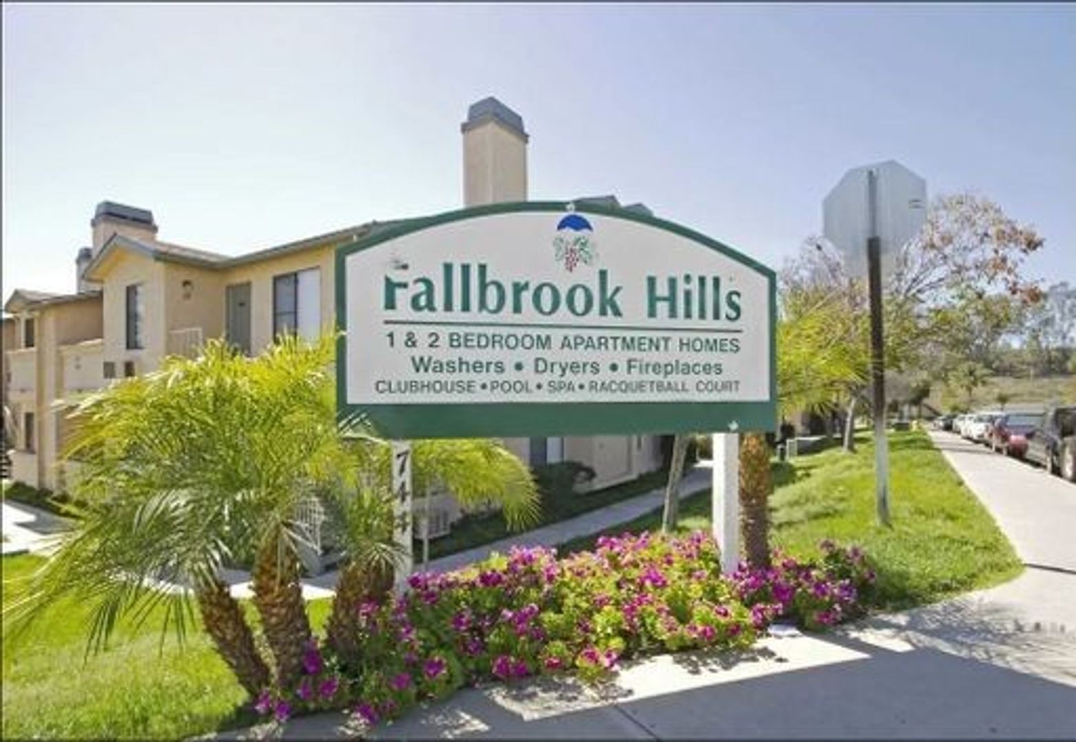 Fallbrook Apartment: 744 W Fallbrook St