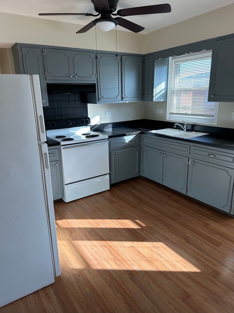 Rosemont Apartment: 9457 Maple Drive