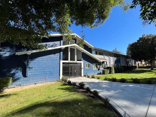 Spacious 2 Bedroom 1.5 Bath Town House Style Apartment Move in Ready – photo 1