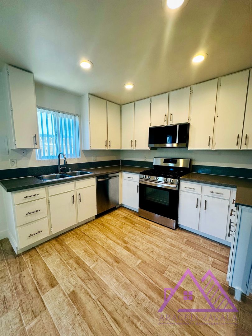 Escondido Apartment: 1056 N Escondido Blv