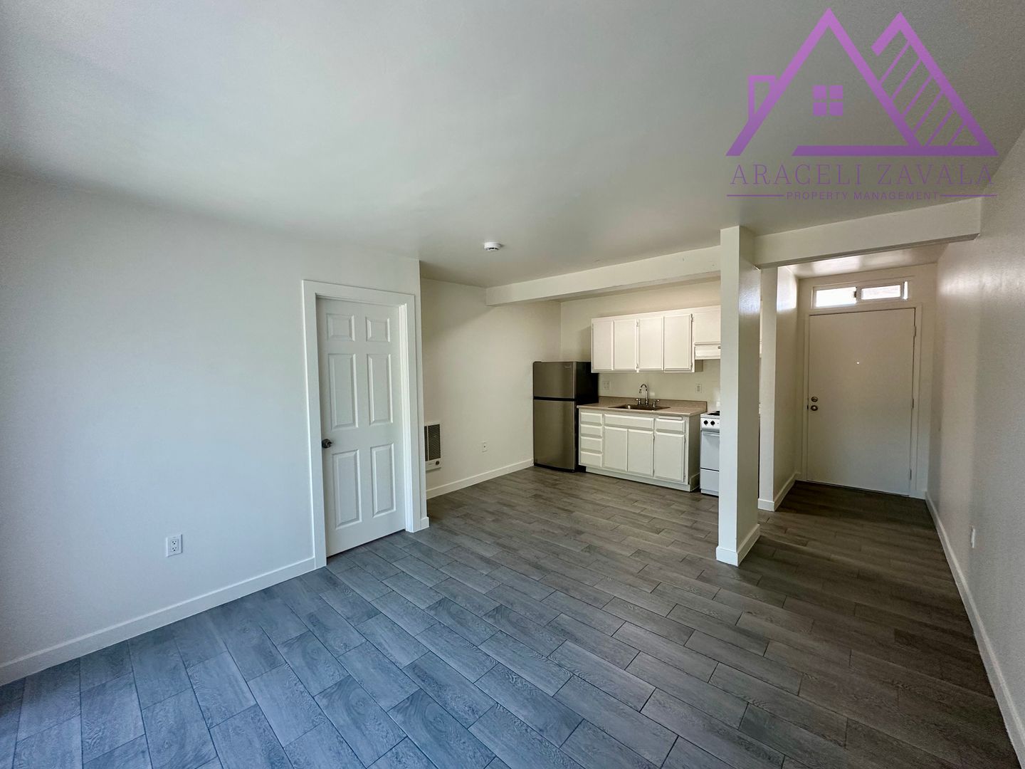 Oceanside Apartment: 1973 Apple St.
